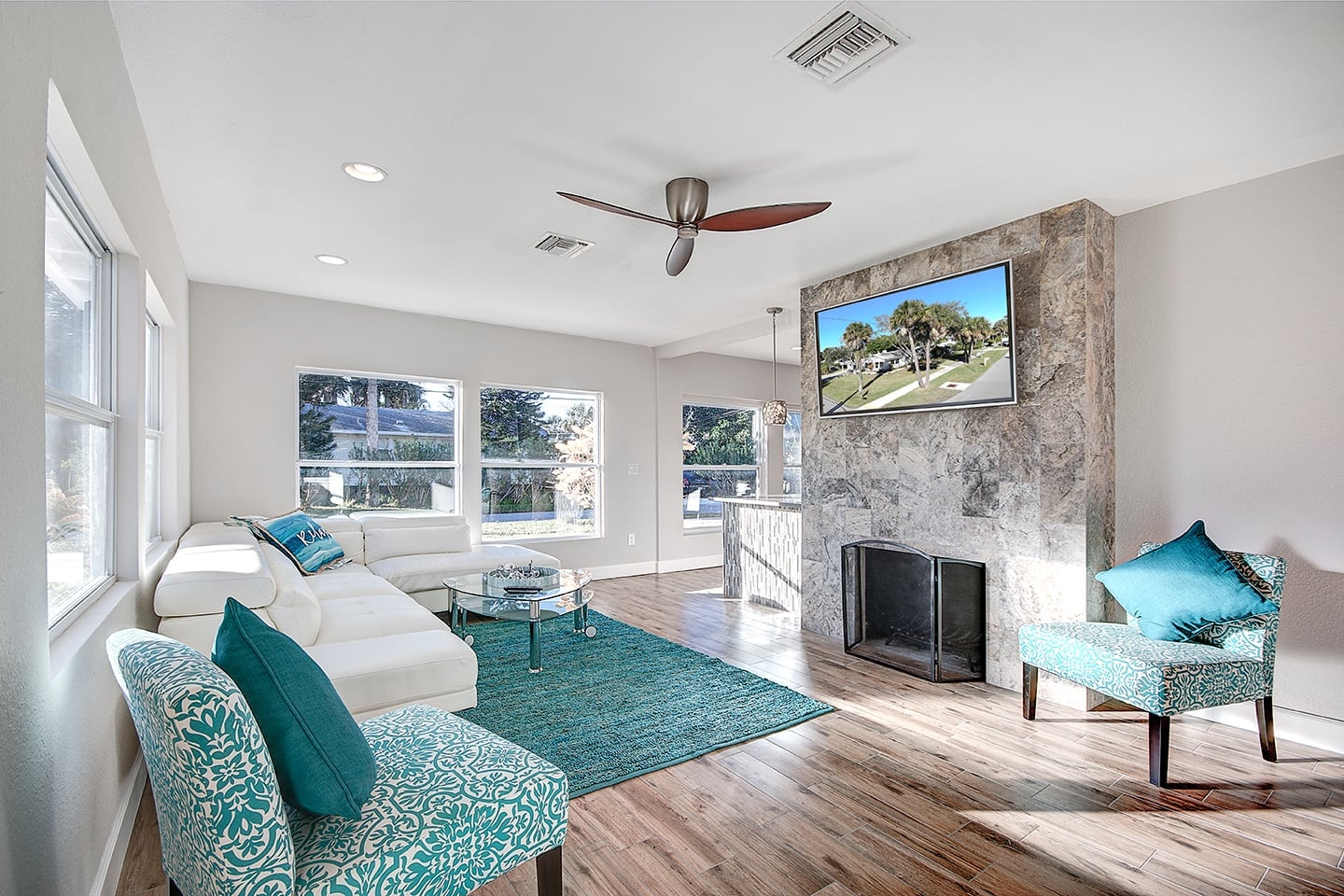 A Sunset Dream - Monthly Beach Rental: Beautiful living room area