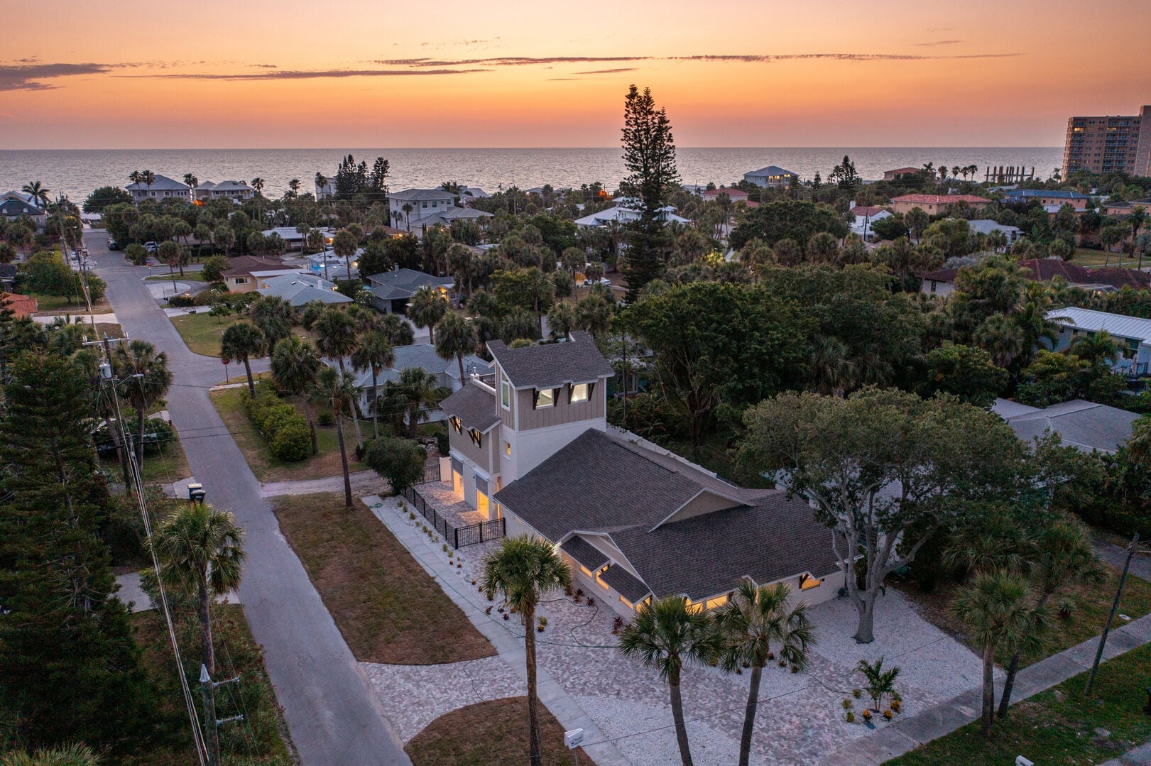 A Sunset Dream - Monthly Beach Rental: Stunning home a short walk to Clearwater Beach
