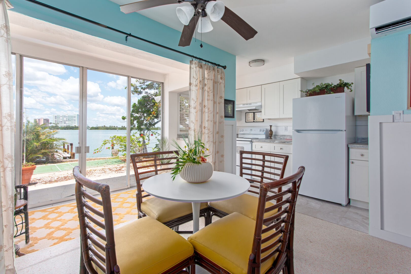 Bay Watch 1: Dining area that can comfortably sit 4 guests.