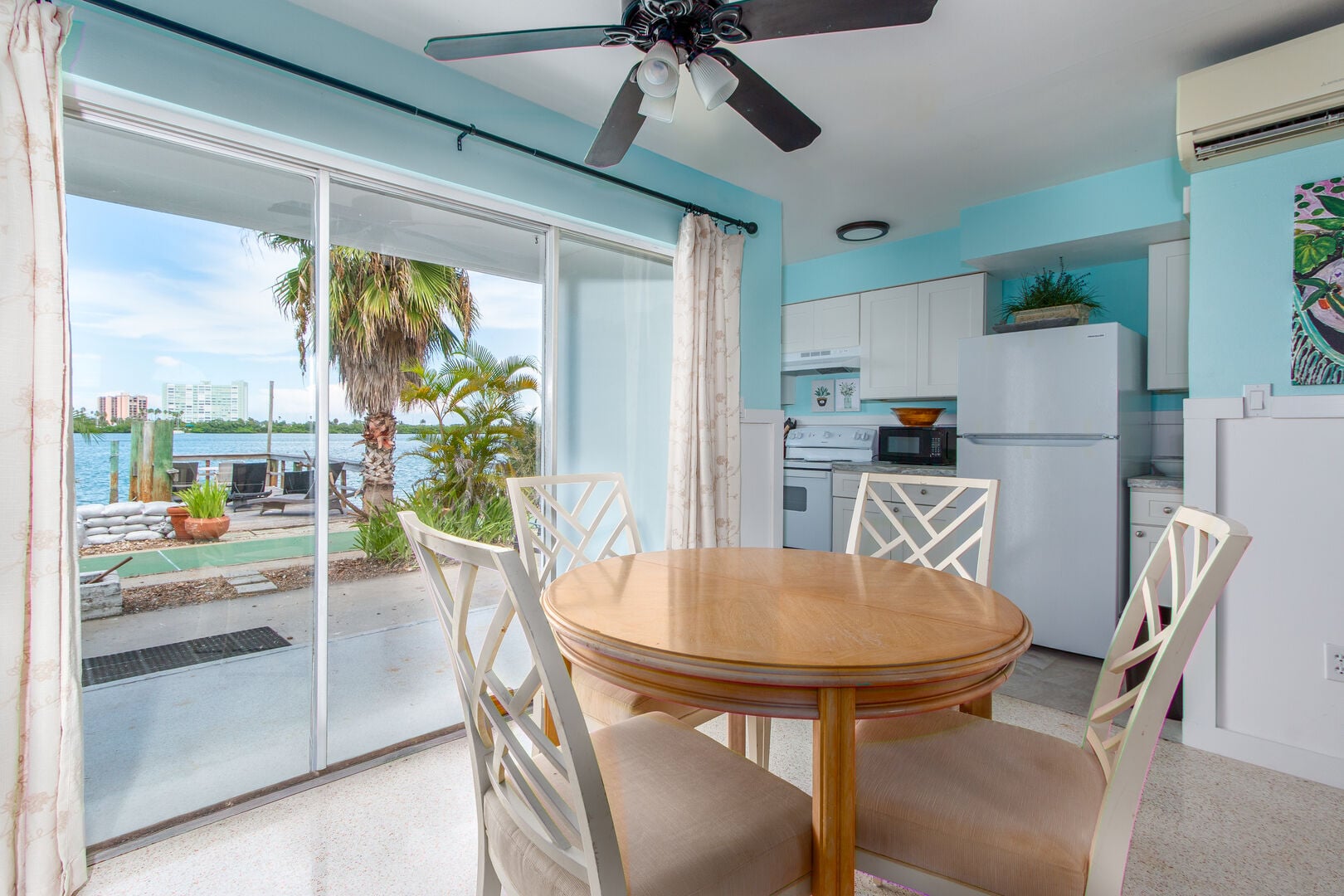 Bay Watch 2: Dining area that can comfortably sit 4 guests.