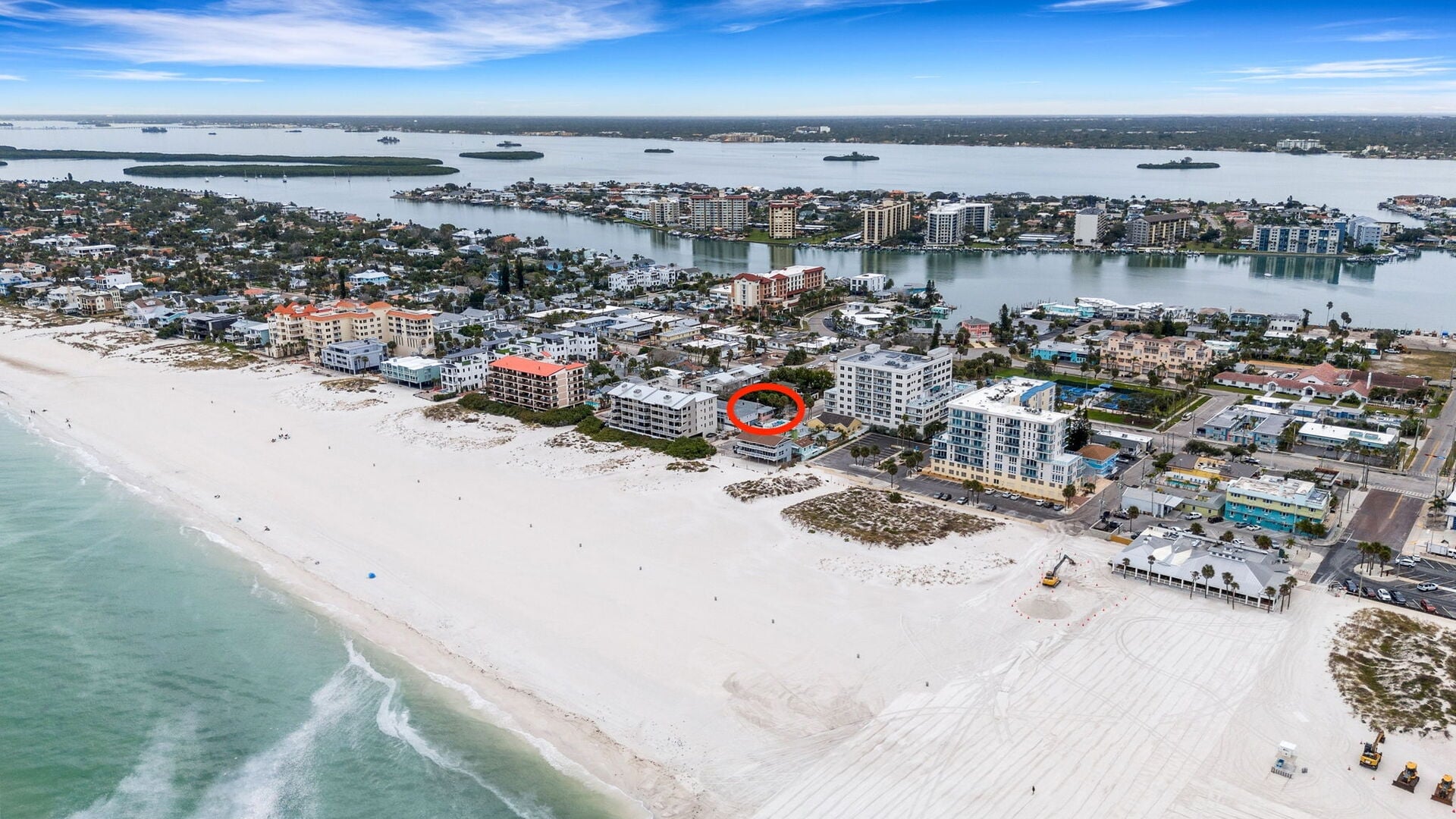 Beachcomber Beach House: • Short walk to the famous sugar-white sands of Clearwater Beach
