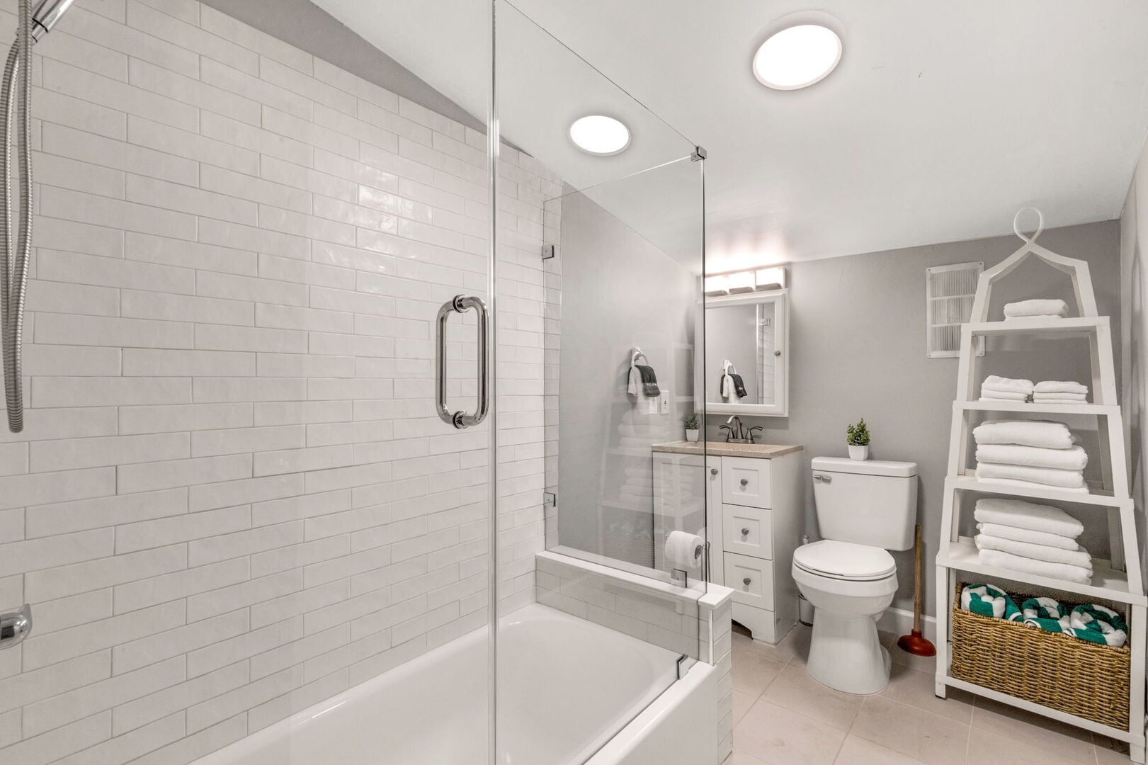 Beachcomber Casita: • Full Bathroom – Spacious and updated for comfort and convenience