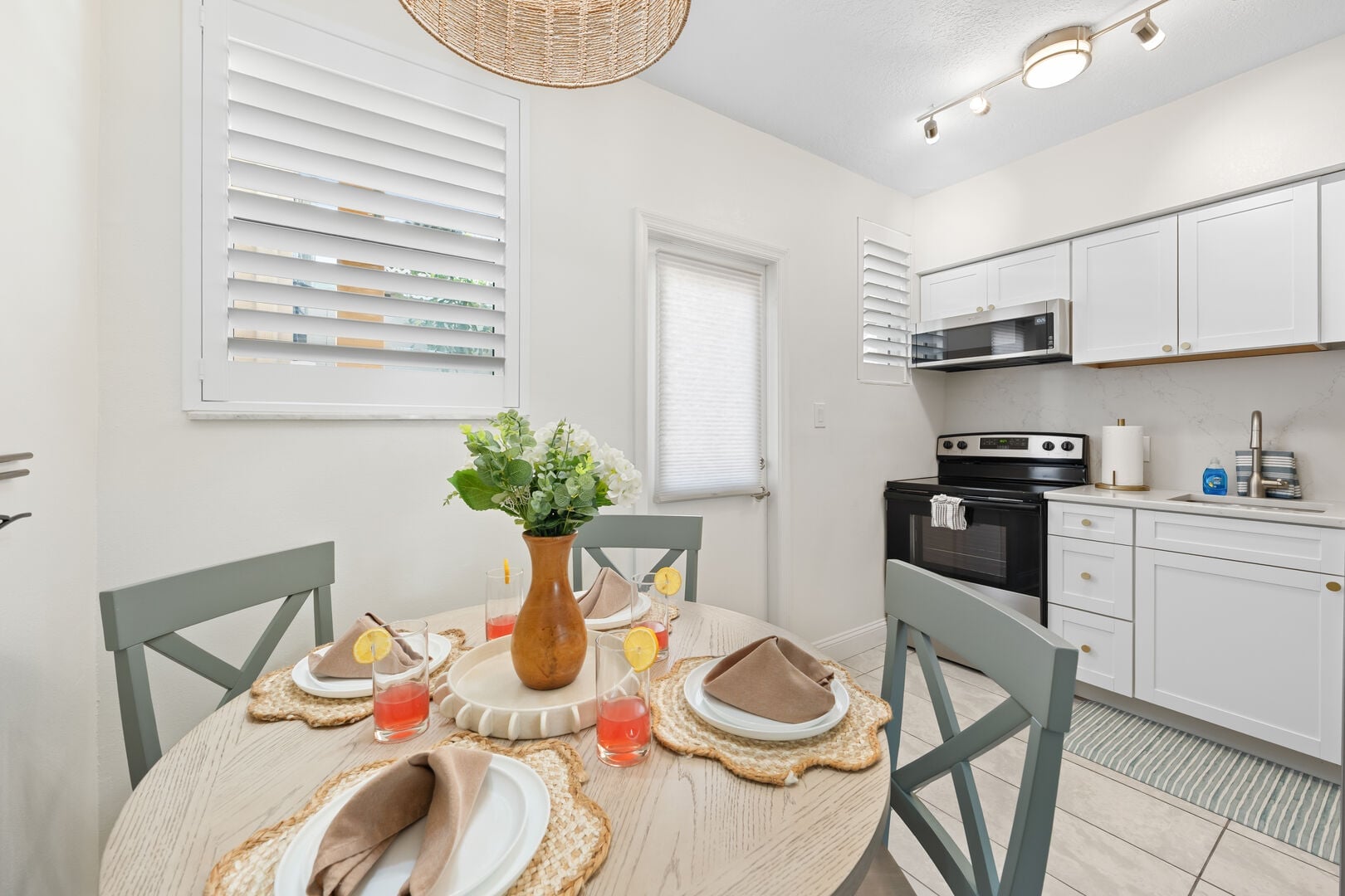 Clearwater Beach Suites 104: Cheerful dining space with seating for four, perfect for enjoying a morning coffee or sharing a meal after a day in the sun.