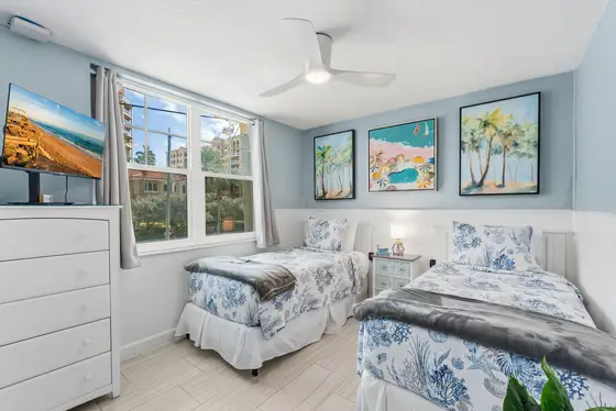 Guest Bedroom: Perfect for kids or friends with 2 full size Twin beds.