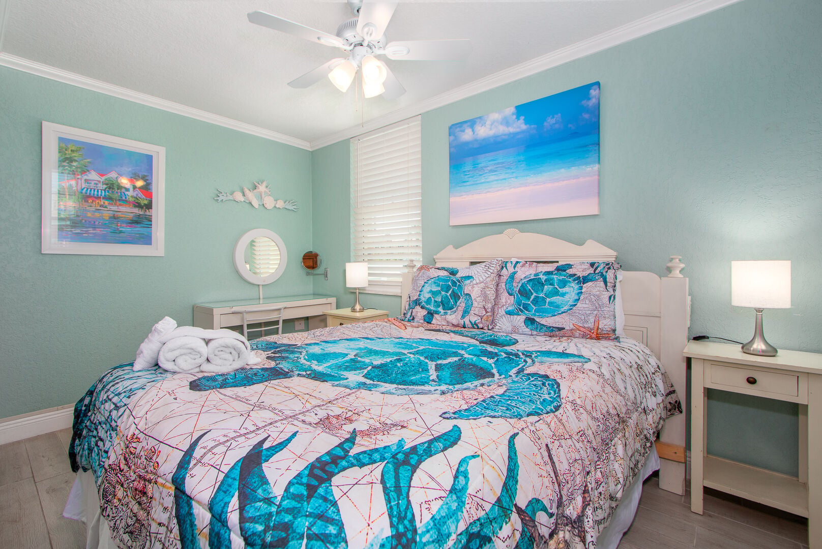 Clearwater Beach Suites 204: Master Bedroom: King sized bed, ceiling fan, smart tv. Perfect for unwinding!