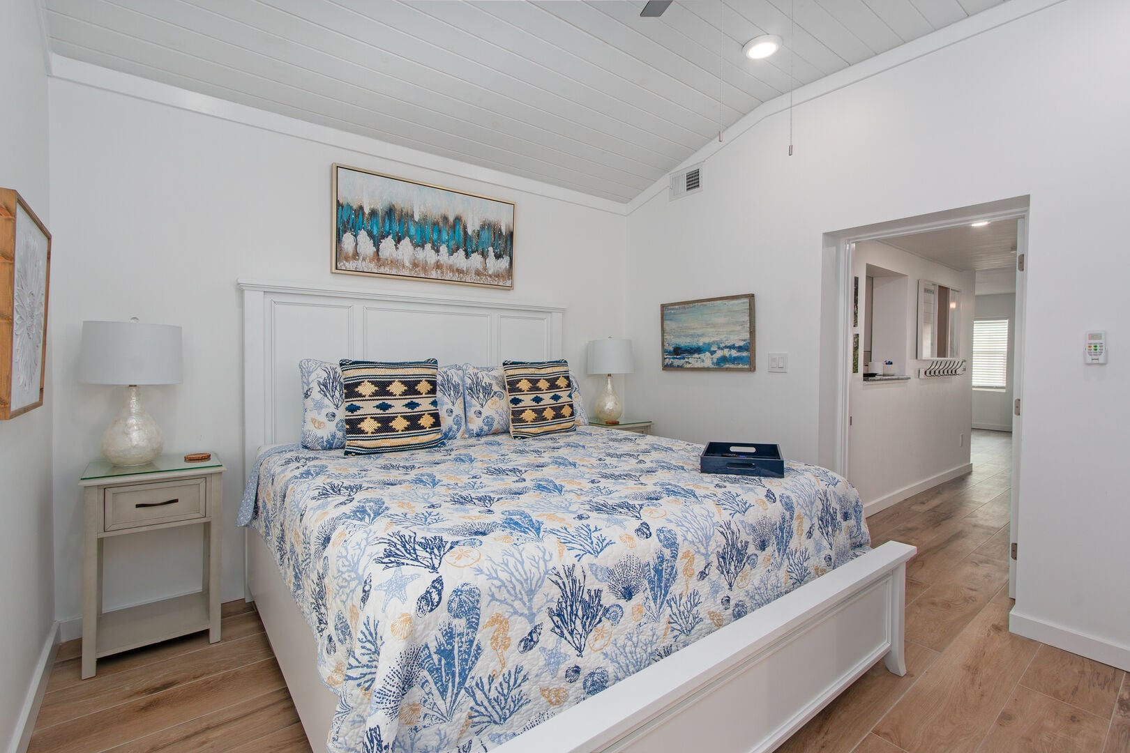 Coastal Breeze: Bedroom 3 - King sized bed