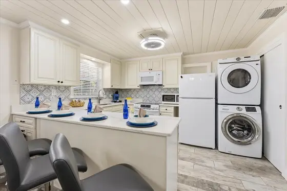 Breakfast bar that can comfortably sit 43-4 guests.