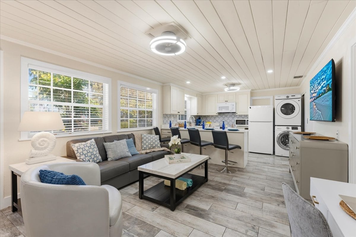 Coastal Dream: Spacious living room with smart tv. Perfect for unwinding with families and friends.