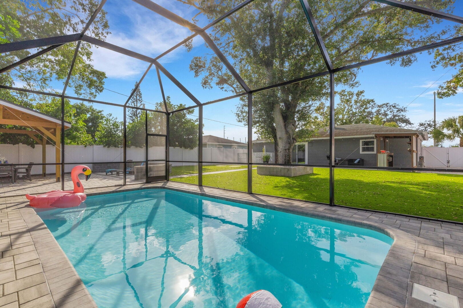 Flamingo Pool House: 🏊 Private Pool Oasis