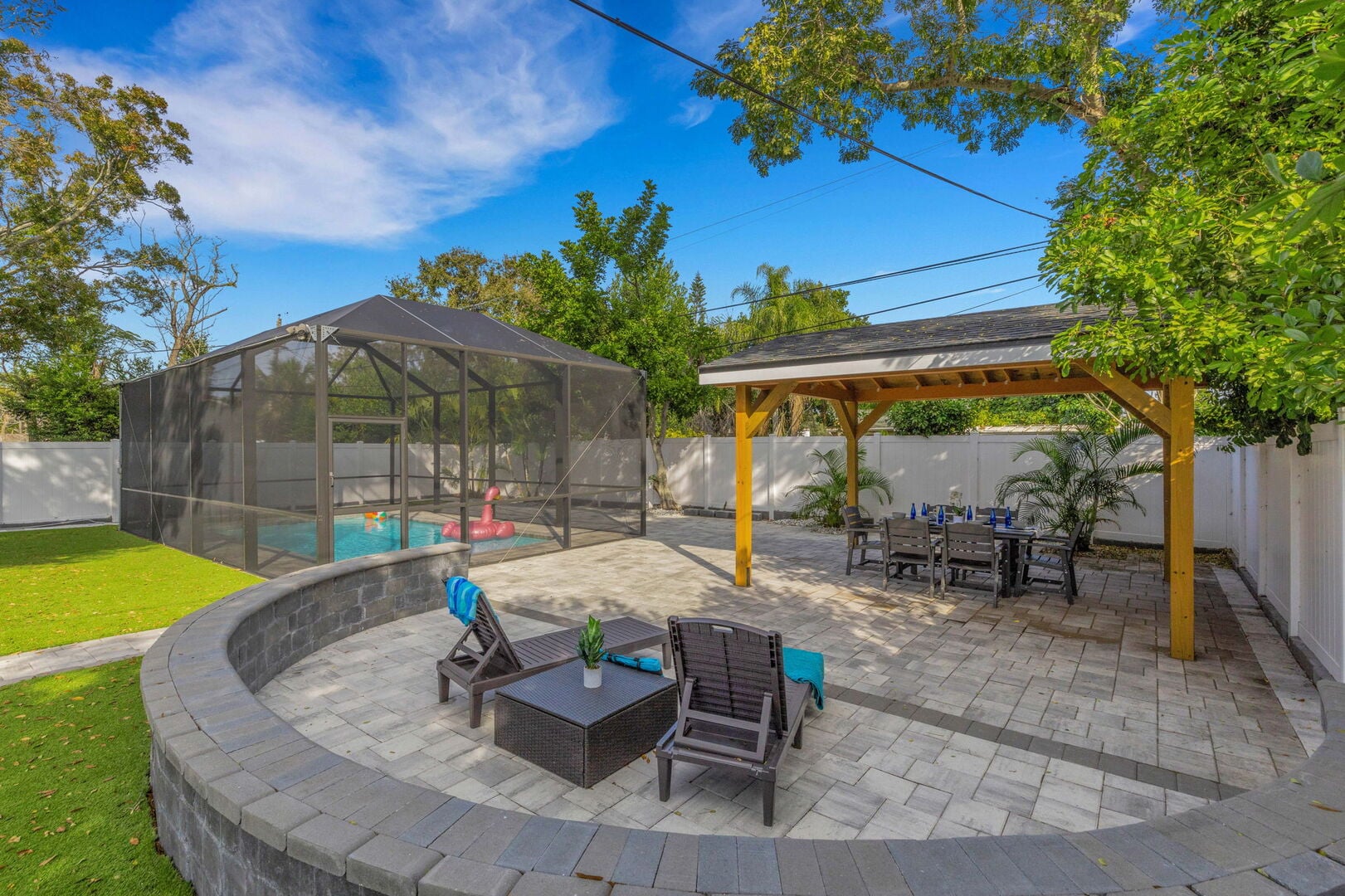 Flamingo Pool House: Spacious Backyard for Lounging & Entertaining
