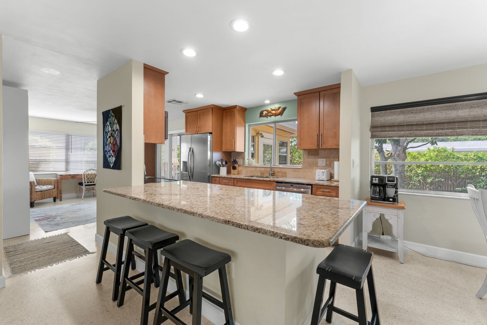Greenbriar Getaway: Fully Equipped Kitchen – Includes additional bar seating