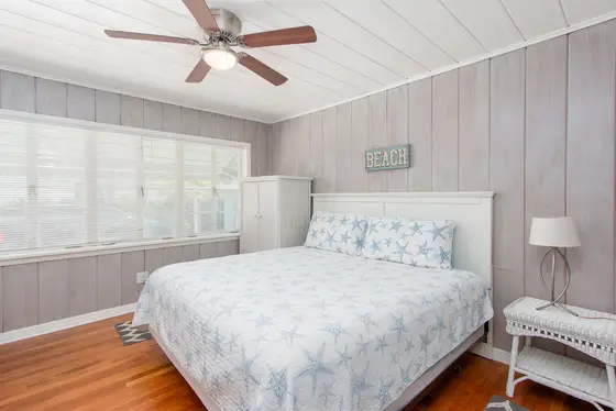 Bedroom 1 - King bed