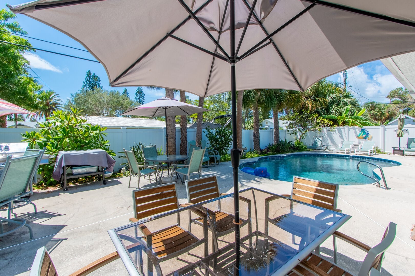 Mango Bay Pool House 1: Enjoy the outdoor furniture
