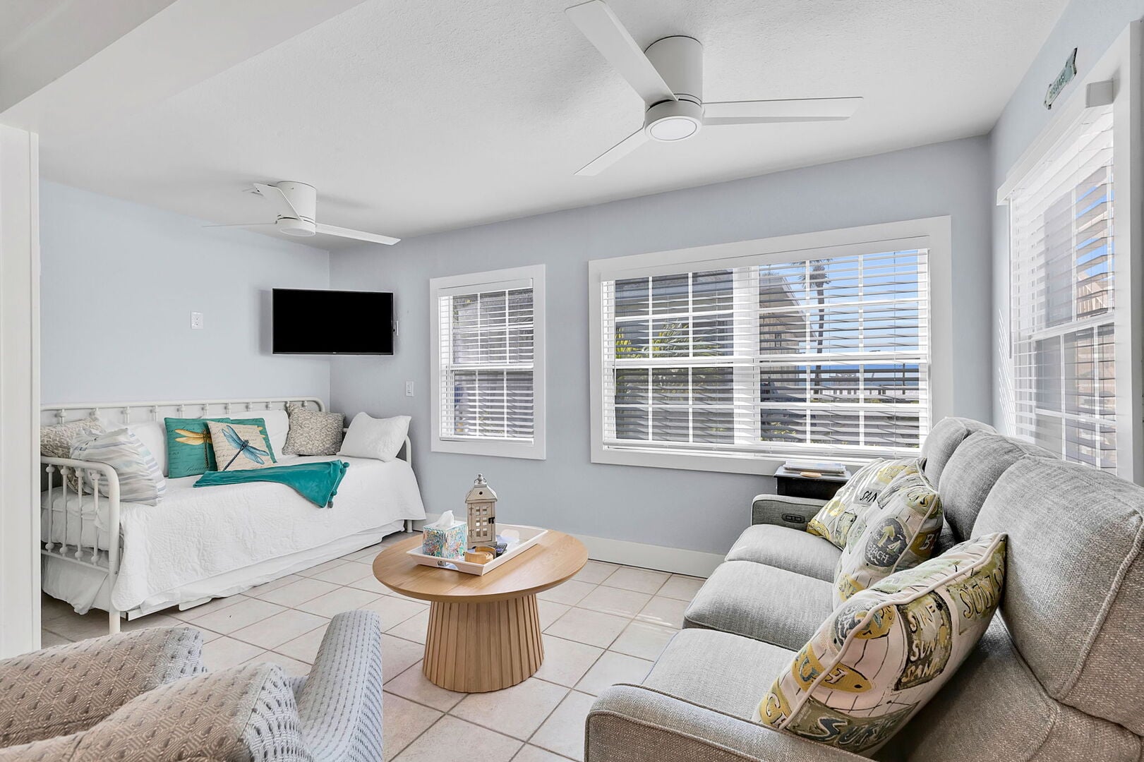 Sandy Beach Villa: Spacious living area for unwinding and a daybed with trundle as an extra sleeping arrangement