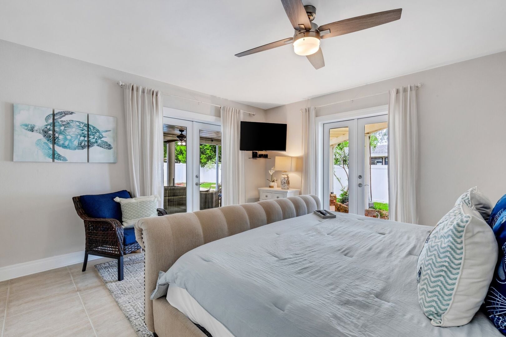 Sandy Retreat Pool House: Spacious 3BR/3BA Layout – Rare setup with a dedicated bathrooms for each room ensuring maximum comfort for the whole group.