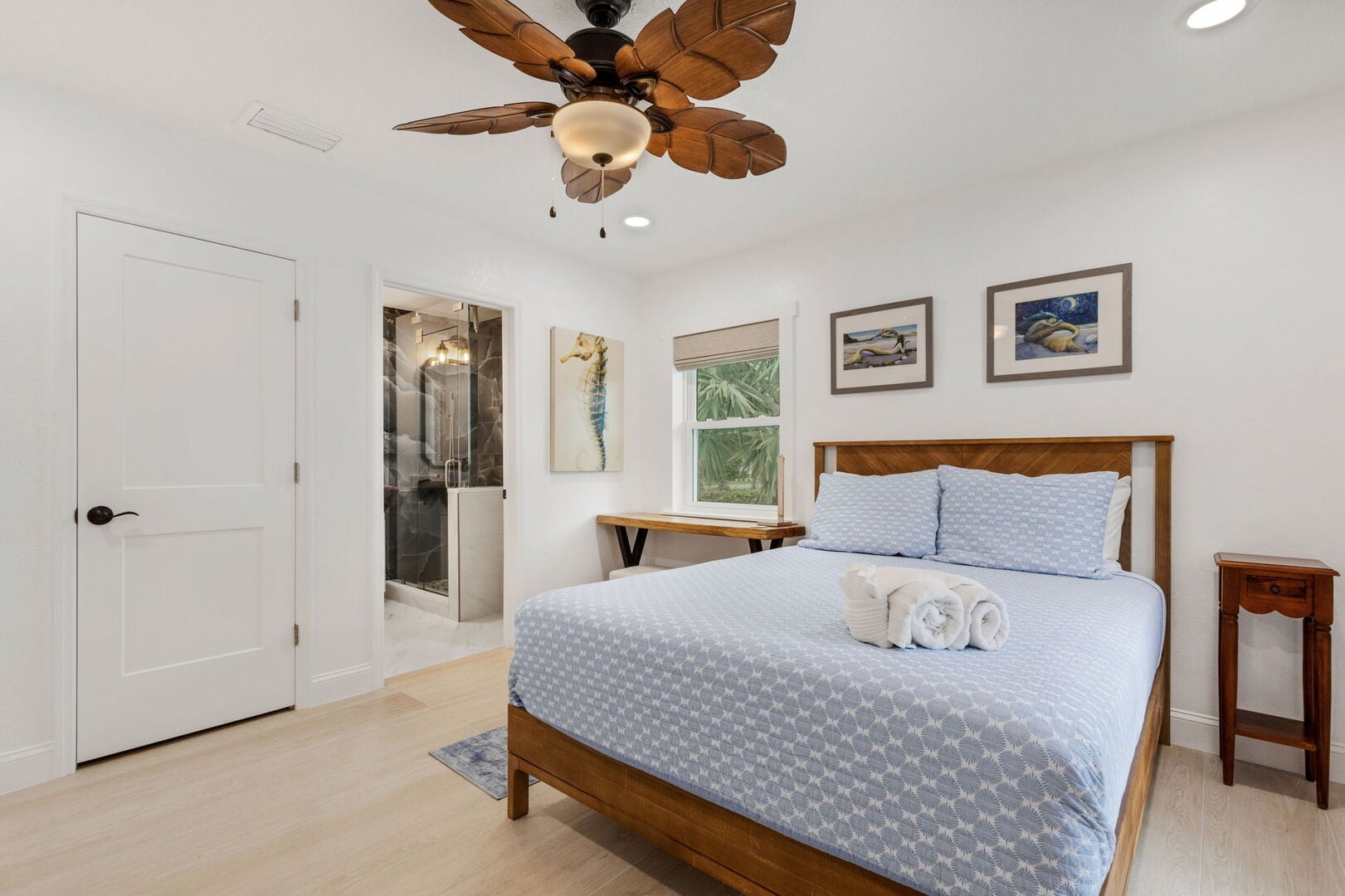 Seagrass Escape: Bedroom 2 - 1 queen sized bed with ensuite bathroom