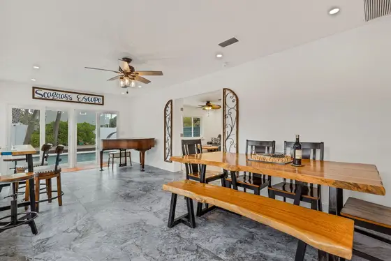 Enjoy family meals in this Huge dining area that can comfortably sit 6 guests.