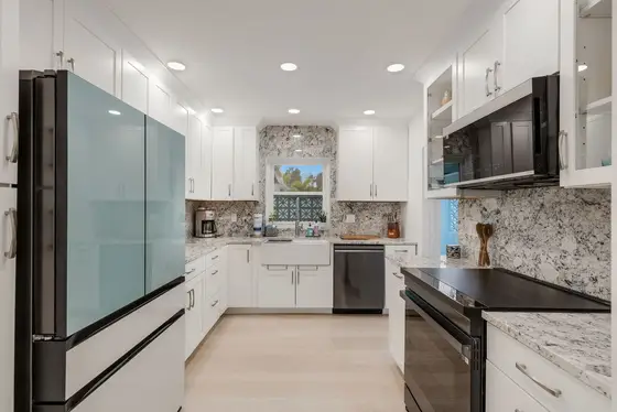 Fully Equipped Kitchen – Includes stove, oven, microwave, dishwasher, refrigerator, blender, coffee maker, and toaster