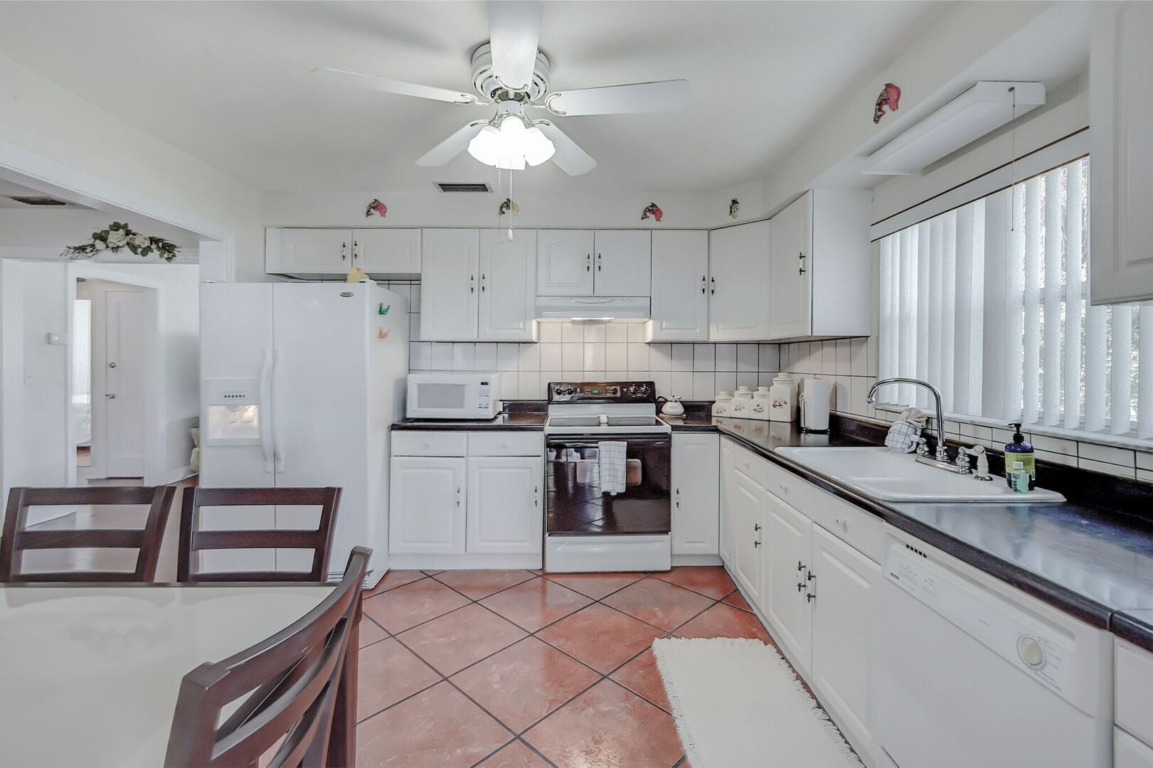 Seas The Day: Fully equipped Kitchen with modern appliances, and complete cooking basics.