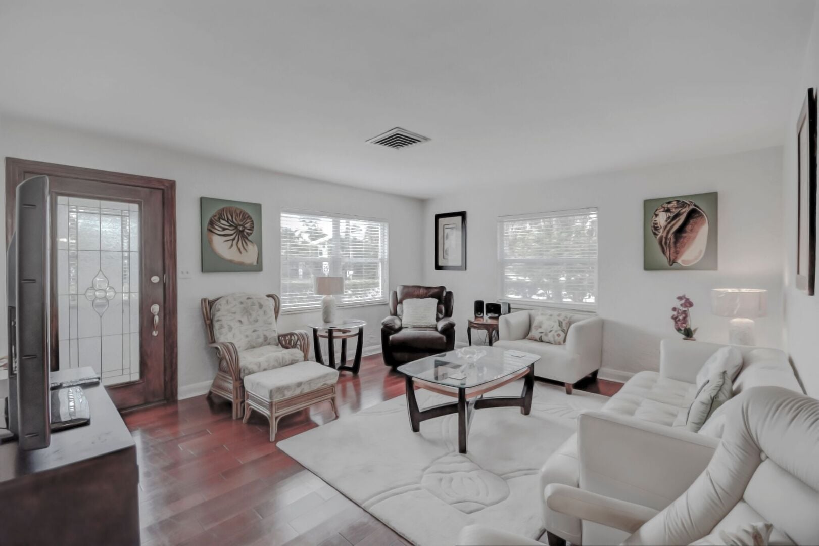 Seas The Day: Gorgeous and spacious living room that can sit the whole group