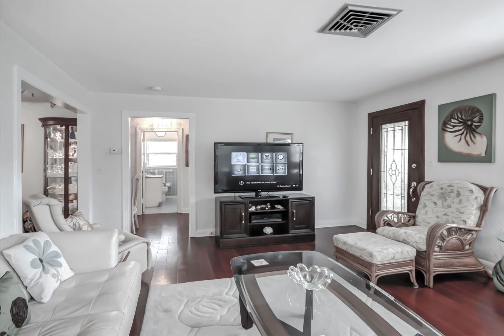 Seas The Day: Gorgeous and spacious living room that can sit the whole group