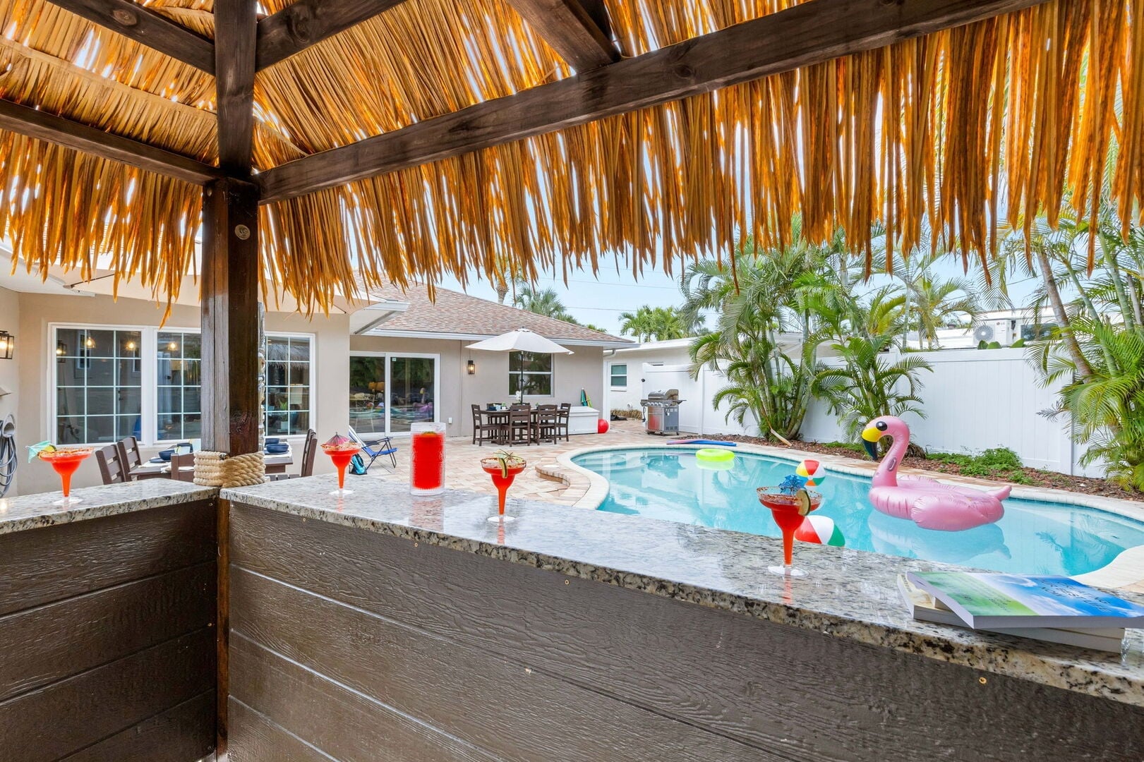 Summer Breeze: 770 Mandalay ➠ Summer Breeze | Beachside Pool Home • Tiki Bar • Sleeps 20