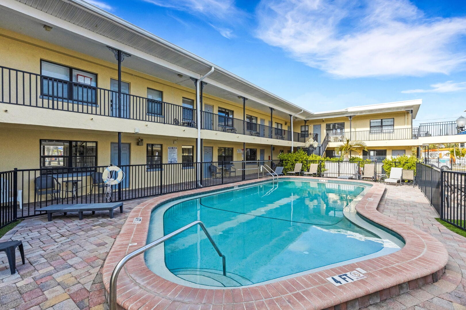 Sunset Corner: 16333 Gulf Blvd 215 ➠ Sunset Corner - Beach View Suite | Heated Pool