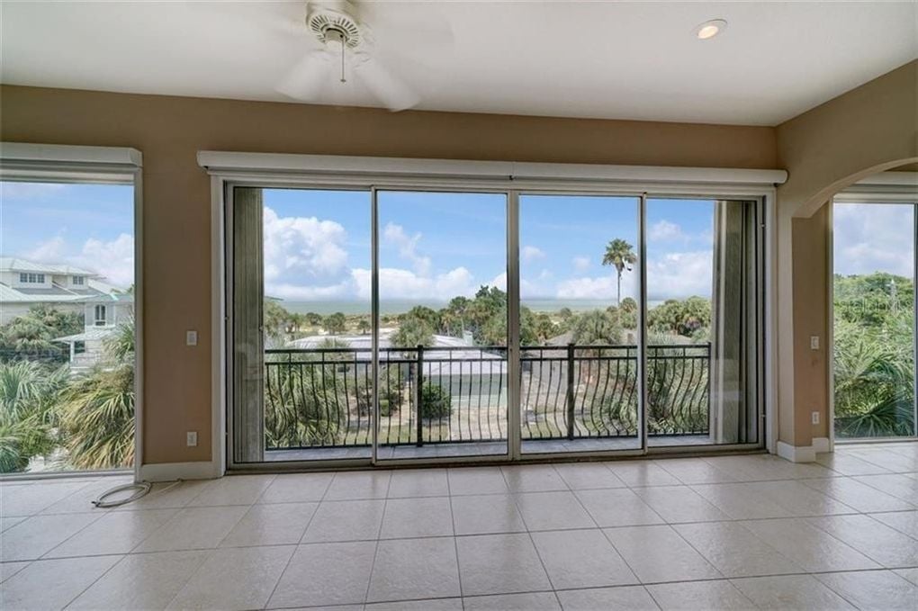 Sweet Escape: Stunning Gulf Views – Enjoy daily sunsets from the floor-to-ceiling windows on the 2nd and 3rd floors.