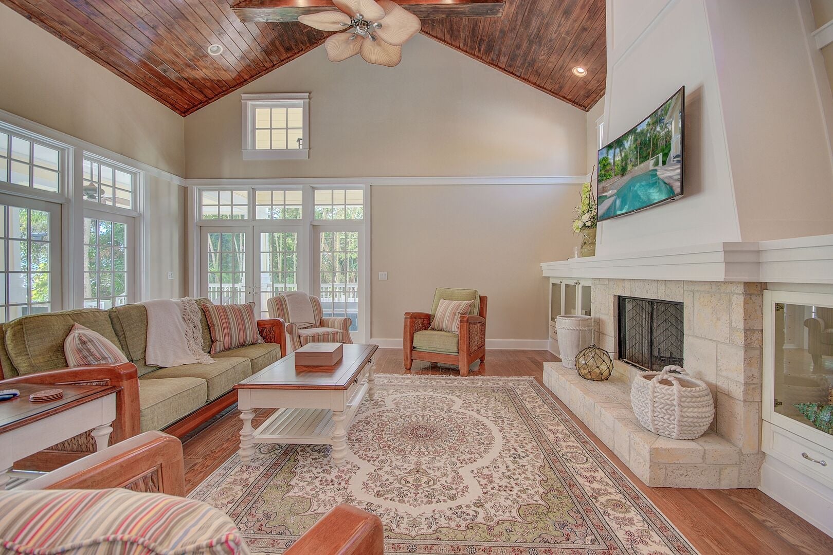 Ultimate Island Getaway: 760 Bay Esplanade ➠ Ultimate Island Getaway - Monthly Beach Rental