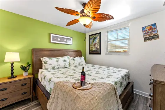 Master Bedroom, Queen