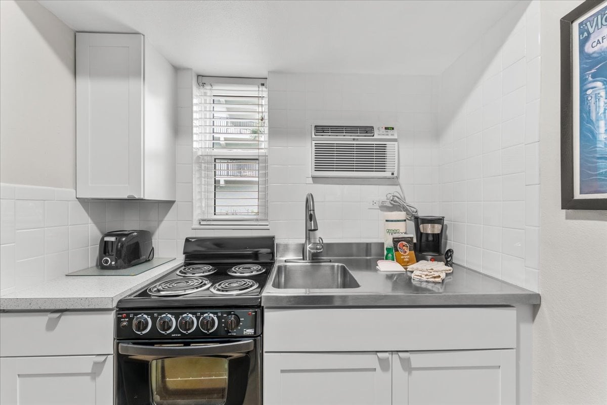 Fully equipped kitchen with fridge, microwave, coffee maker, stove, and oven — everything you need for a quick breakfast or beach snacks without leaving the resort.