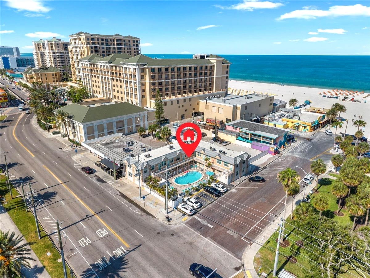 Steps to the Sand – Located just a 1-to-2-minute walk from the world-famous beach.