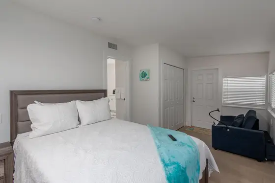 Master Bedroom, Queen