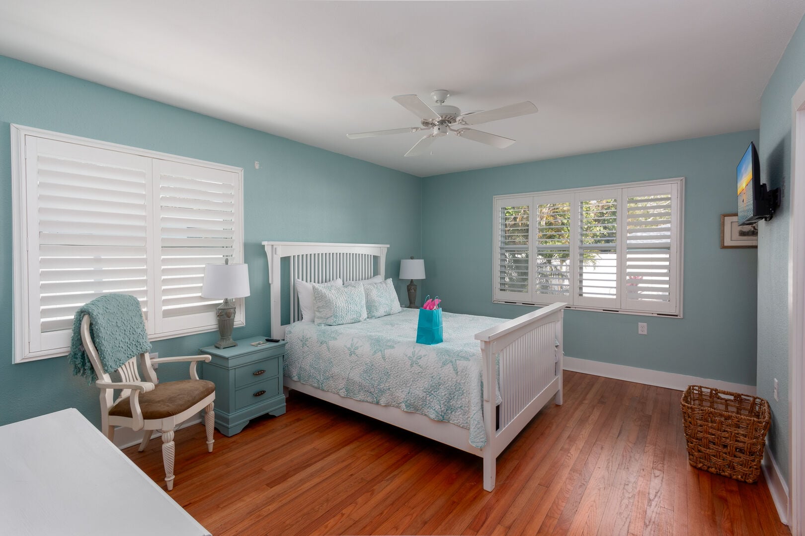 1021 Mandalay ~ Seahorse Cottage: Beachfront Bliss in Clearwater