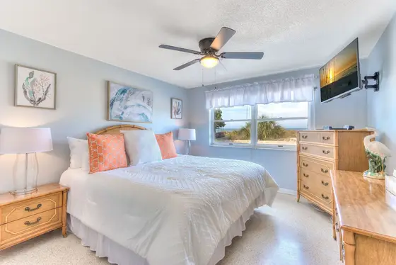 Bedroom 1, King