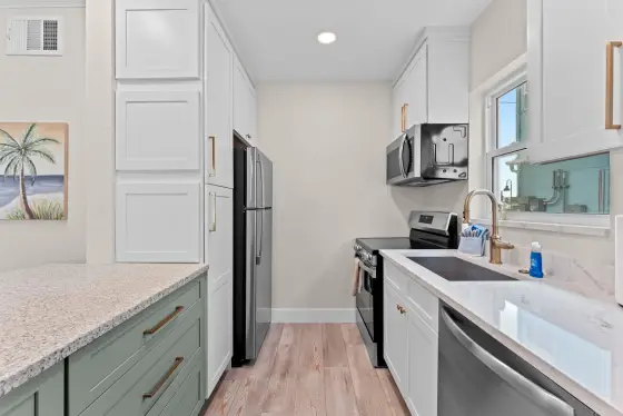 Bright & renotvated kitchen!